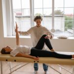 Eine Frau wird von einer Chiropraktikerin behandelt