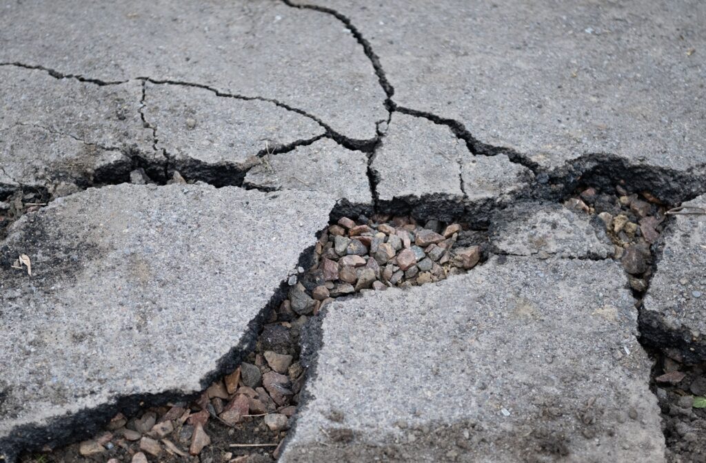 Rissige Asphaltfläche mit offenem Untergrund | Reparaturasphalt